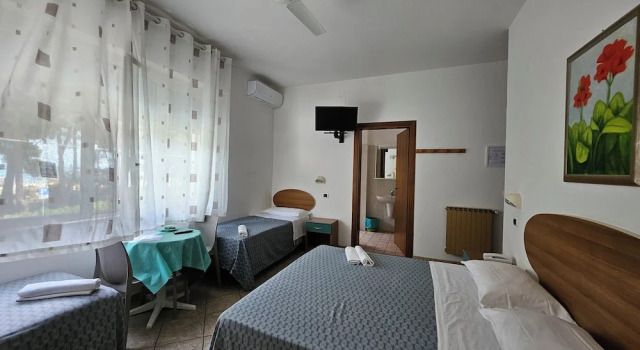 Четырёхместный номер Standard с балконом Hotel Cerrano