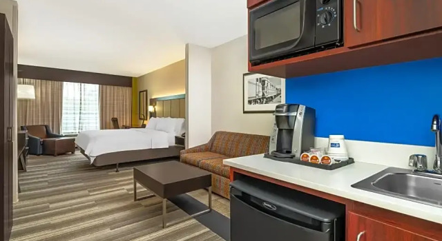 Двухместный люкс Deluxe Holiday Inn Express Hotel & Suites Florence I-95 at Hwy 327 by IHG