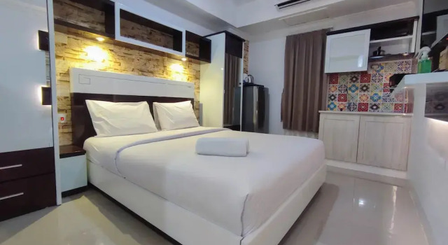 Simple And Homey Studio Room At Paltrow Apartment