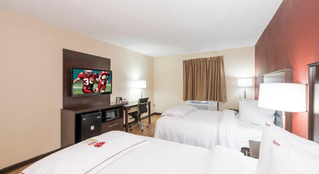 Четырёхместный номер Premium Red Roof Inn PLUS+ & Suites Opelika