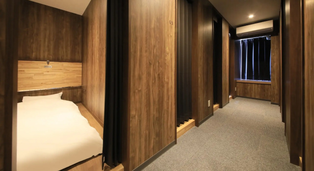 Кровать в общем номере Kokotel Hakodate