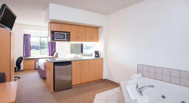 Двухместный люкс Deluxe Microtel Inn & Suites by Wyndham Plattsburgh