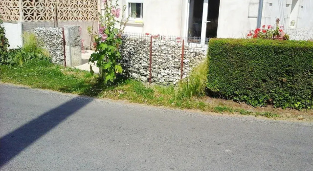 Apartment With one Bedroom in Mortagne-sur-gironde, With Furnished Gar, Rezerwuj Apartament Hotele w Charente-Maritime z parkingiem, Parking