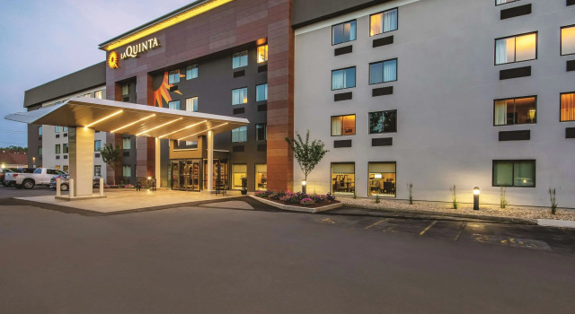 La Quinta Inn & Suites by Wyndham Hartford - Bradley Airport