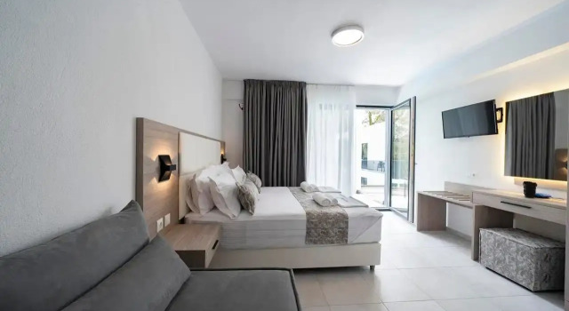 Двухместный номер Standard с видом на бассейн Avaton Luxury Resort and Spa Access the Enigma