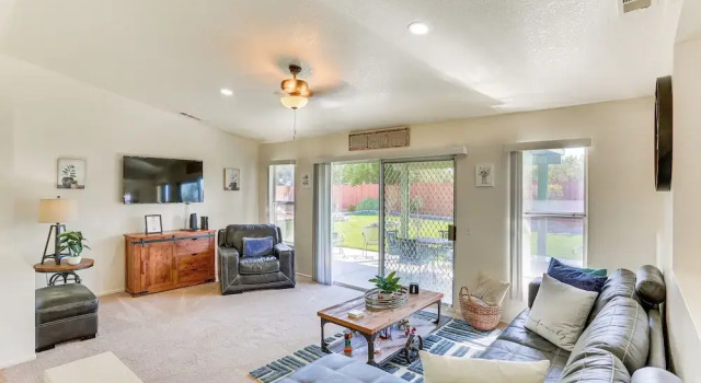Victorville Home w/ Large Yard & Charcoal Grill!, Забронировать Дом для отпуска Викторвилл штат Калифорния, рядом с Scandia Family Fun Center