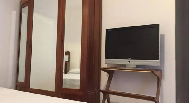 Historic Apartment in centre of city 100m to sea