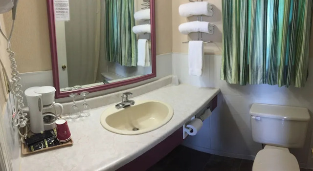 Трёхместный номер Comfort Country Squire Motel