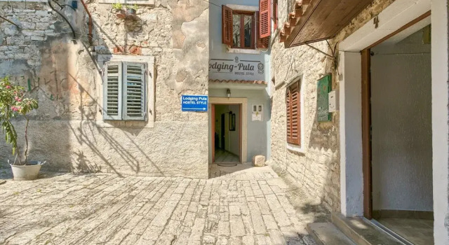 Hostel Pula, Забронировать Хостел Хостелы Пула, рядом с Pula Twin Gates, Хостел