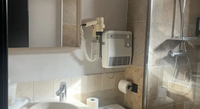Семейный номер Standard Le Victoria Boutique Hôtel - Charme au coeur du village historique - Accueil Vélo - Séminaire - Bar Lounge - Piscine