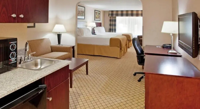 Четырёхместный люкс Holiday Inn Express Hotel & Suites Wichita Airport by IHG