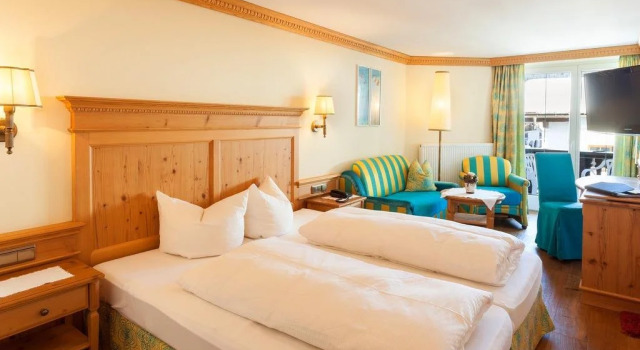 Hotel CENTRAL Bar & Restaurant, Забронировать Отель Бизнес-отели Тироля, 4* 5*