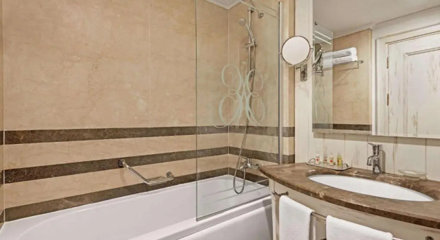 Двухместный люкс Deluxe с видом на горы Ramada Plaza от Wyndham Mardin