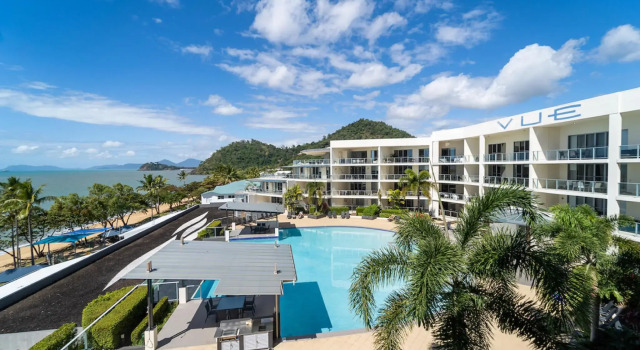 Кровать в общем номере Мансарда Vue Apartments Trinity Beach