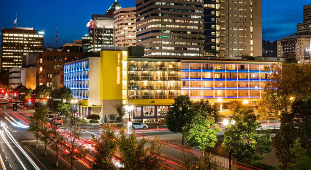 Кровать в общем номере Staypineapple, Hotel Rose, Downtown Portland