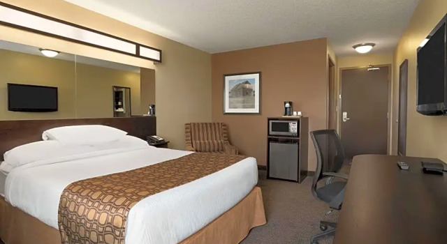 Двухместный люкс c 1 комнатой Microtel Inn and Suites by Wyndham Weyburn