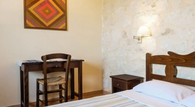 Stone Holiday Home in Lagkada with Garden Offering Sea Views, Prenota Casa vacanze Ville a Creta, Villa