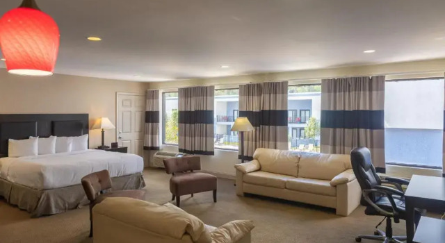Двухместный люкс Deluxe Cottonwood Suites Savannah Hotel & Conference Center