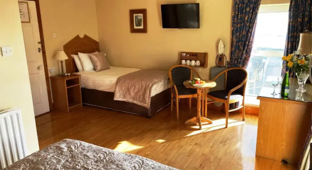 Трёхместный номер Standard OSheas Hotel