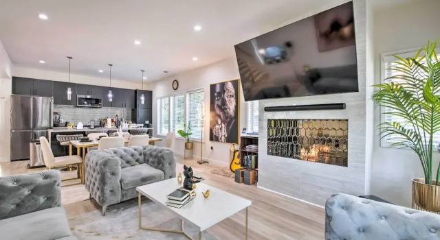 Luxury Smart Home 1 Mi to Mercedes-benz Stadium!, Забронировать Дом для отпуска Атланта Джорджия, рядом с Мерседес-Бенц Стэдиум