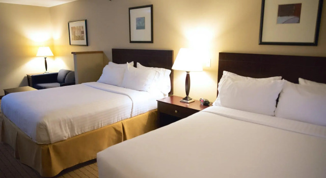 Четырёхместный номер Standard Holiday Inn Express Devils Lake by IHG