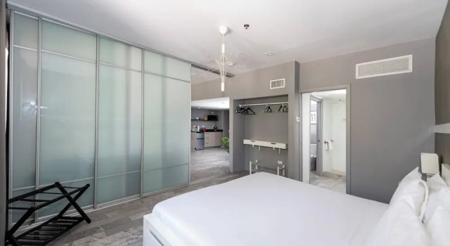 Апартаменты Premier Apartments at 100 Collins