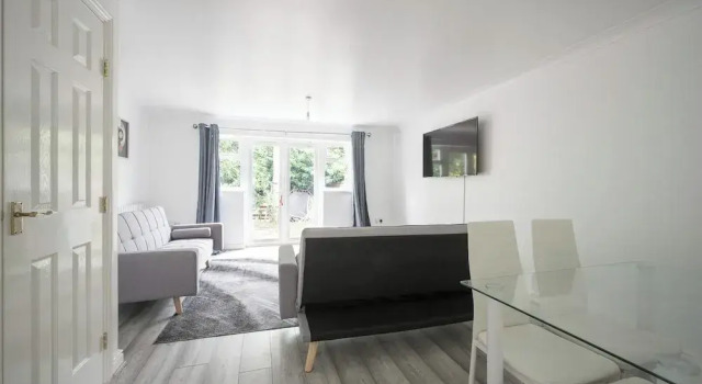 House-sleeps7-parking-garden-sportschannels