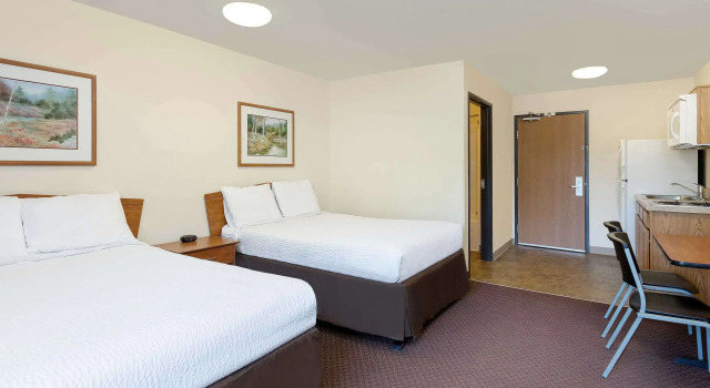 Четырёхместный номер Standard WoodSpring Suites Tyler Rose Garden