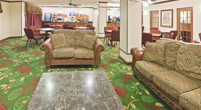 Holiday Inn Express & Suites Plainview by IHG