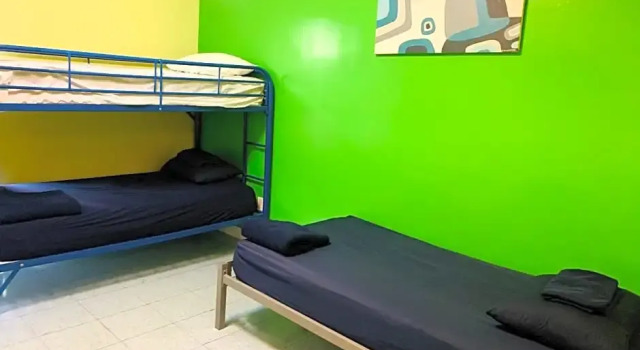Banana Bungalow West Hollywood Hotel & Hostel, Забронировать Хостел Недорогие отели Лос-Анджелеса, рядом с Телецентр CBS, недорого