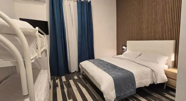 Четырёхместный семейный номер Standard с балконом Napoli Central Stay