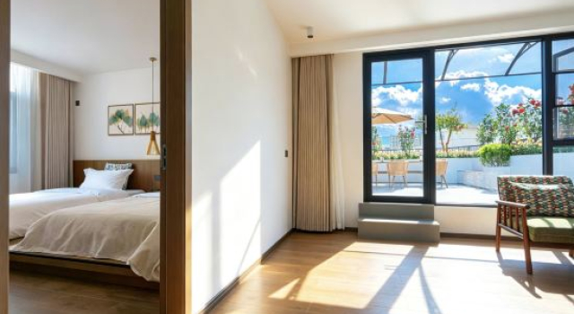 Люкс с балконом Kaixin Light Luxury Hotel (Dali High-Speed Railway Station Xingsheng Bridge)