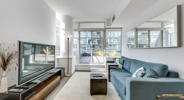 Stylish New 2BR Luxury Condo w Parking, Varaa Hotelli Toronto 