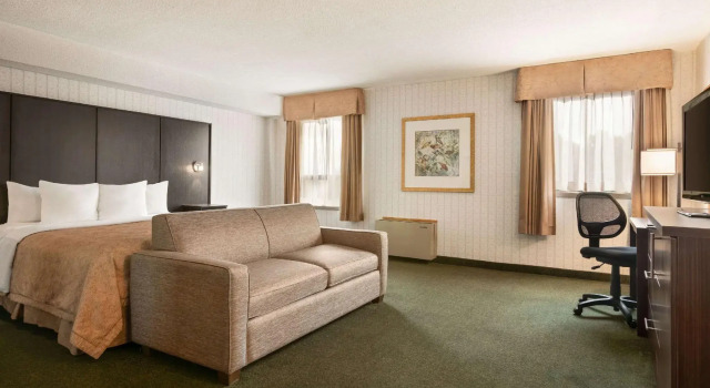 Двухместный люкс Days Inn & Conference Centre by Wyndham Renfrew