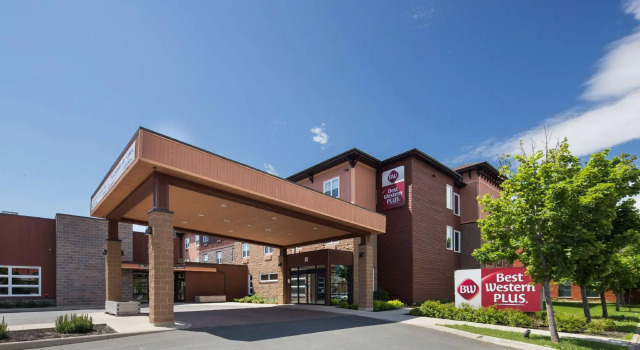 Кровать в общем номере Best Western Plus, Bathurst Hotel & Suites