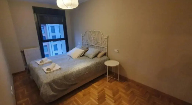 Apto Los Prados con Wifi y Garaje- Para 3-5 personas, Prenota Hotel Hotel a Asturie con parcheggio, Parcheggio