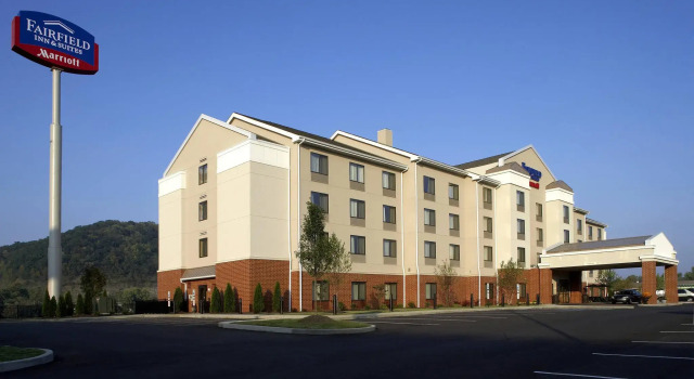 Кровать в общем номере Fairfield Inn & Suites Pittsburgh Neville Island