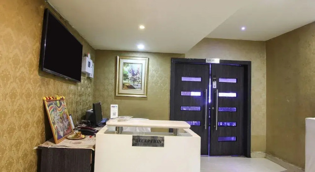 OYO 22737 Chandra Grand Hotel