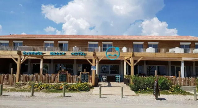 Sunrise Beach Hotel, Забронировать Отель Грюиссан Корбьер