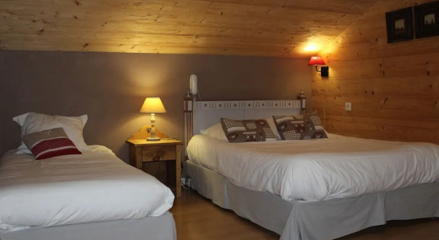 Четырёхместный номер Standard с балконом Logis Hôtel Restaurant UFredy