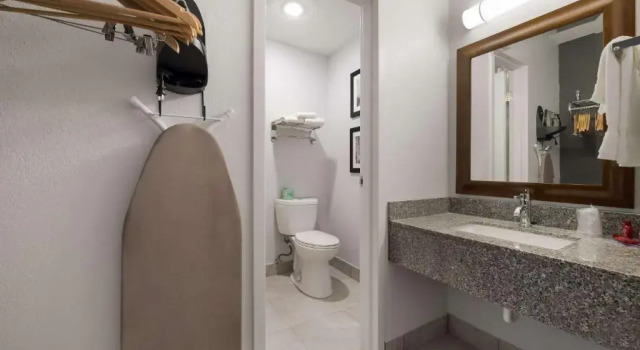 Четырёхместный номер Standard Econo Lodge Rockford Casino Area