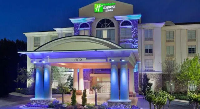 Кровать в общем номере Holiday Inn Express Hotel & Suites Phenix City - Columbus by IHG