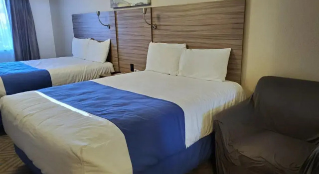 Четырёхместный номер Standard Exchange Club Motel
