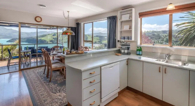 Hilltop Haven - Akaroa Holiday Home