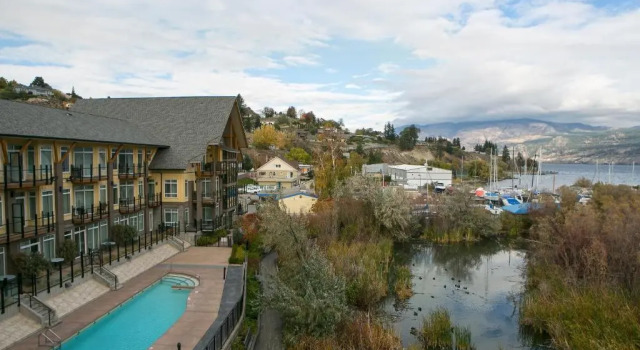 Люкс c 1 комнатой с частичным видом Summerland Waterfront Resort & Spa