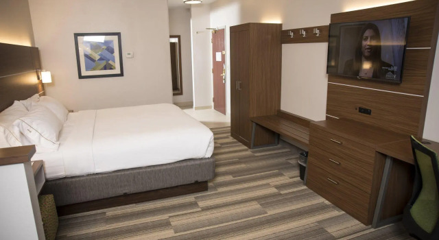 Двухместный люкс Holiday Inn Express Hotel & Suites Lexington-Downtown University by IHG