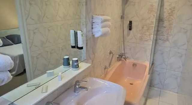 Семейный номер Standard Logis Hôtel & Restaurant Arcombelle