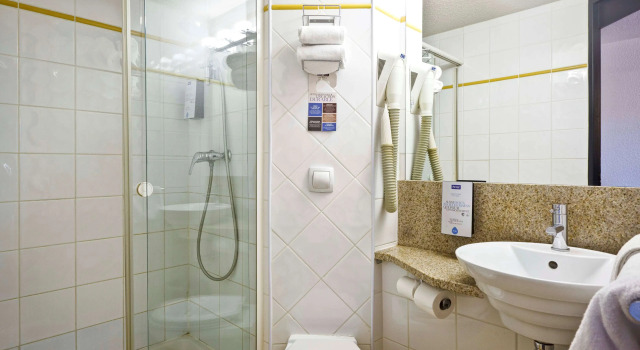Четырёхместный номер Standard Kyriad Lyon Sud - Saint Genis Laval