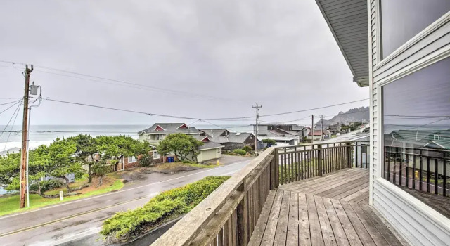 Logan Road Lookout, Lincoln City Home w/ Game Room, Prenota Casa vacanze Hotel a Oregon con parcheggio, Parcheggio