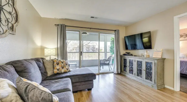 Branson Condo w/ Screened Porch: 4 Mi to Lake!, Забронировать Апартаменты/квартира Отели Table Rock Lake с парковкой, Парковка